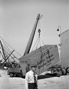 פריקת סחורה בנמל ת&quot;א, 1939 (צילום: Rudi Weissenstein, https://www.thephotohouse.co.il)