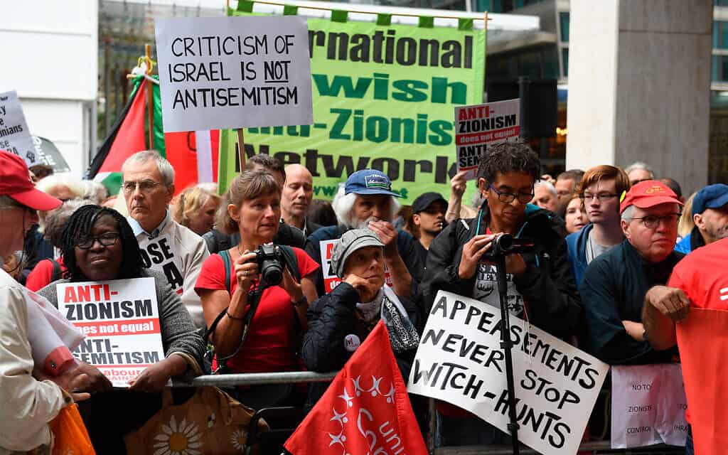 פעילים אנטי-ישראלים מפגינים מחוץ לפגישה בין הוועדה המבצעת הלאומית של הלייבור בלונדון, 4 בספטמבר, 2018 (צילום: סטפן רוסאו\ PA דרך AP)