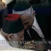 בנימין נתניהו לוחש לרב כדורי, "השמאל שכח מה זה להיות יהודים", ב-21 באוקטובר 1997 (צילום: צילום מווידאו)