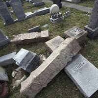 מצבות שהושחתו בבית קברות יהודי בארצות הברית – ארכיון (צילום: Jacqueline Larma, AP)