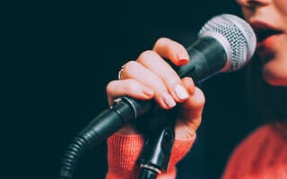 זמרת שרה. אילוסטרציה (צילום: golubovy/iStock) זמרת שרה. אילוסטרציה (צילום: golubovy/iStock)