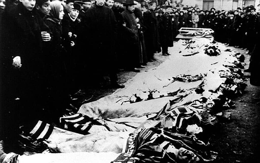 תמונה שצולמה לאחר פוגרום קישינב ב-1903, שבו 49 יהודים נרצחו לאחר &quot;עלילת דם&quot; נגד הקהילה היהודית. בצילום, הקורבנות מונחים על הקרקע כשהם מכוסים בטליתות לפני קבורה (צילום: (תצלום ארכיון))