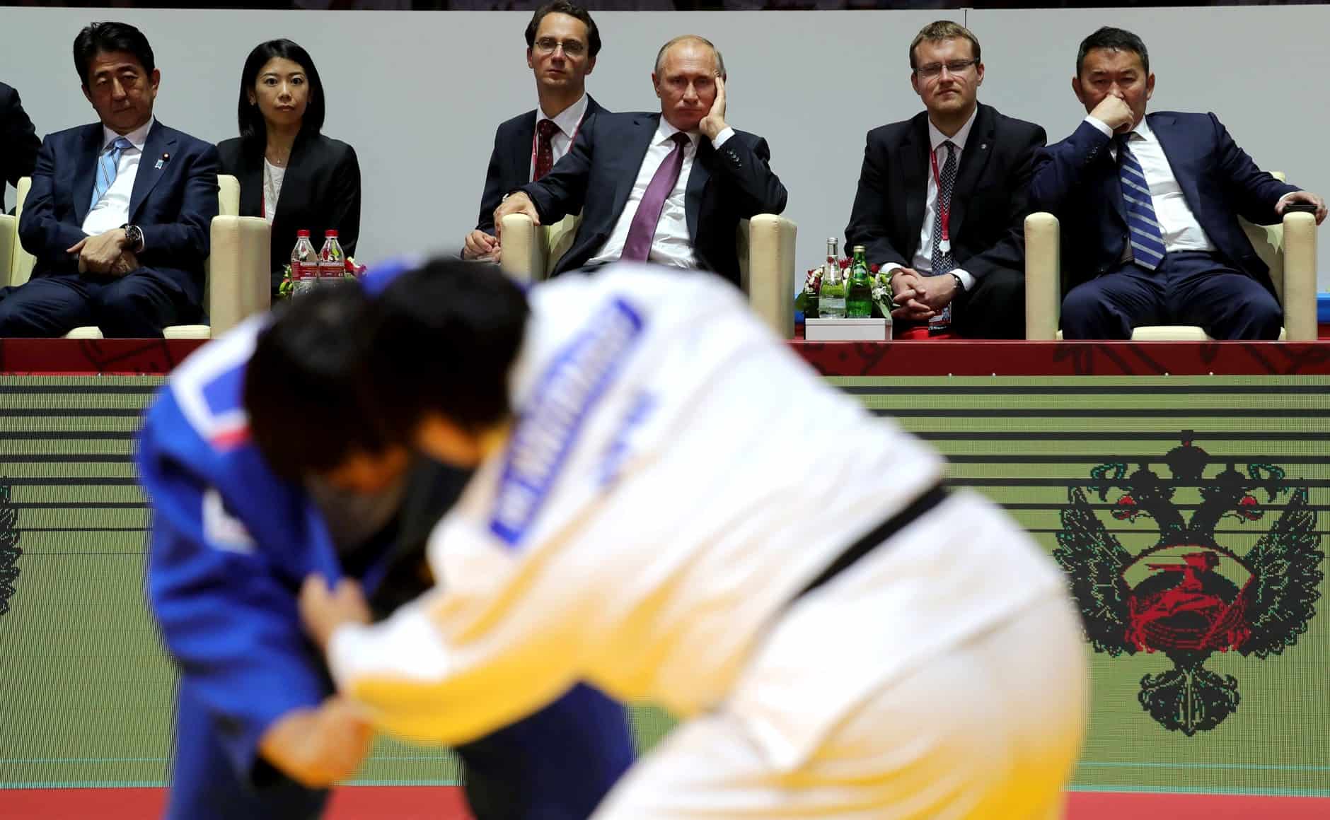 הנשיא פוטין וראש ממשלת יפן ABE צופים בתחרות ג&#039;ודו (צילום: ארכיון אתר הקרמלין, www.kremlin.ru)
