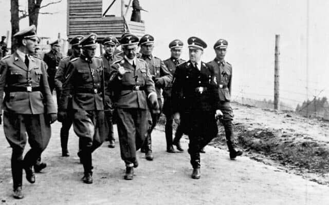 אנשי אס-אס, בהם היינריך הימלר, עורכים ביקור במחנה הריכוז מאוטהאוזן ב-1941 (צילום: CC-BY-SA-3.0-de/הארכיון הפדרלי הגרמני)