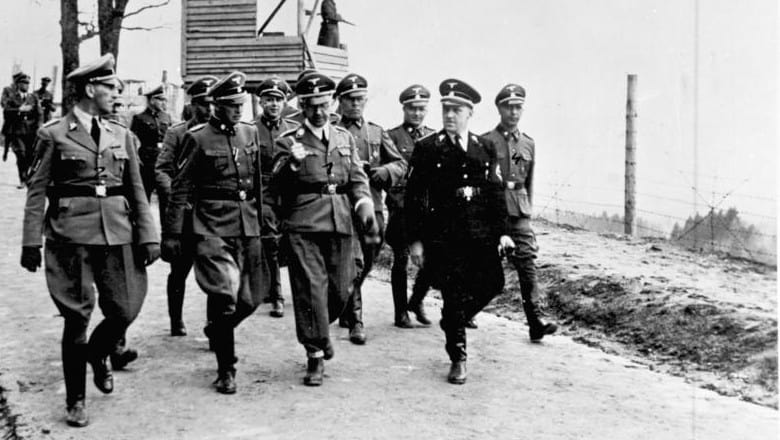 אנשי אס-אס, בהם היינריך הימלר, עורכים ביקור במחנה הריכוז מאוטהאוזן ב-1941 (צילום: CC-BY-SA-3.0-de/הארכיון הפדרלי הגרמני)