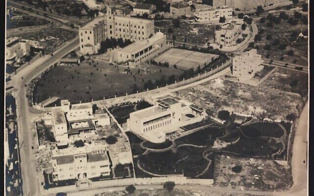 ירושלים במבט על, בסוף שנות ה-30 של המאה הקודמת. במרכז &#8211; וילה שוקן, ומשמאלה בית אגיון, לימים מעון ראש הממשלה בבלפור (צילום: זולטן קלוגר/הספרייה הלאומית)