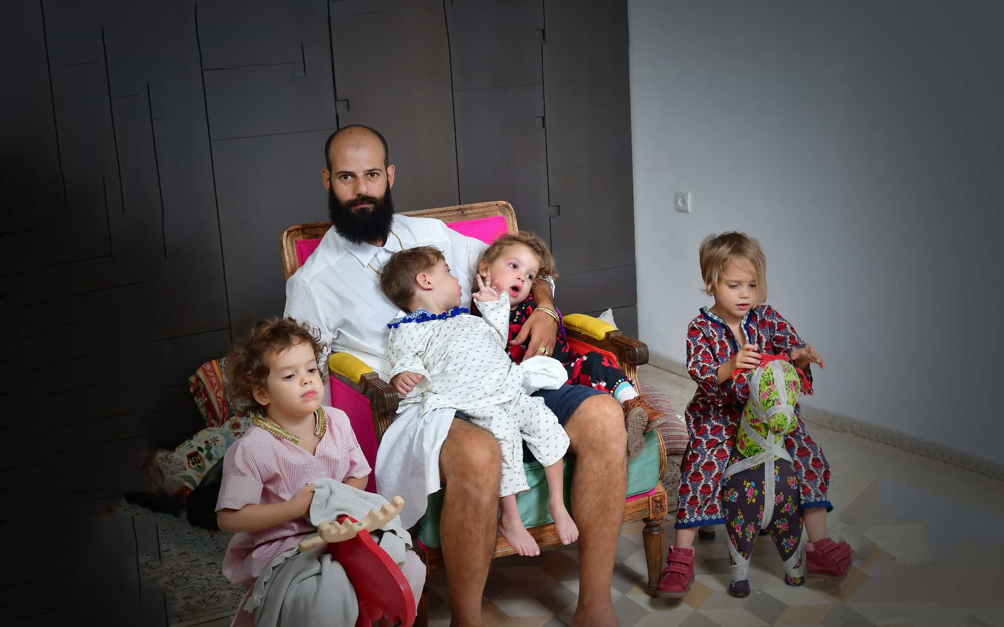 גיל יהושוע עם ארבעת ילדיו (צילום: רפי קוץ)