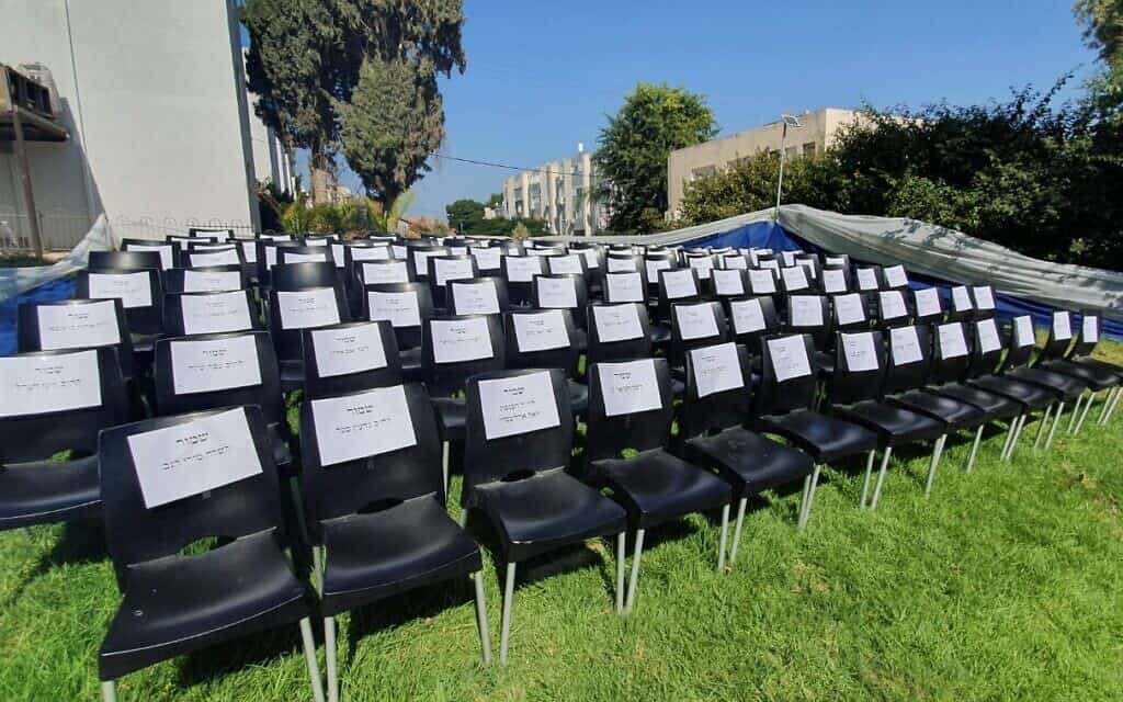 מיצג שהקימו הבוקר תושבי שדרות ובו הם מזמינים את חברי הכנסת לבוא לתת פתרון למצב הביטחוני, כפי שצילמה יו"ר הבית היהודי והח"כ לשעבר עידית סילמן (צילום: עידית סילמן) מיצג שהקימו הבוקר תושבי שדרות ובו הם מזמינים את חברי הכנסת לבוא לתת פתרון למצב הביטחוני, כפי שצילמה יו"ר הבית היהודי והח"כ לשעבר עידית סילמן (צילום: עידית סילמן)
