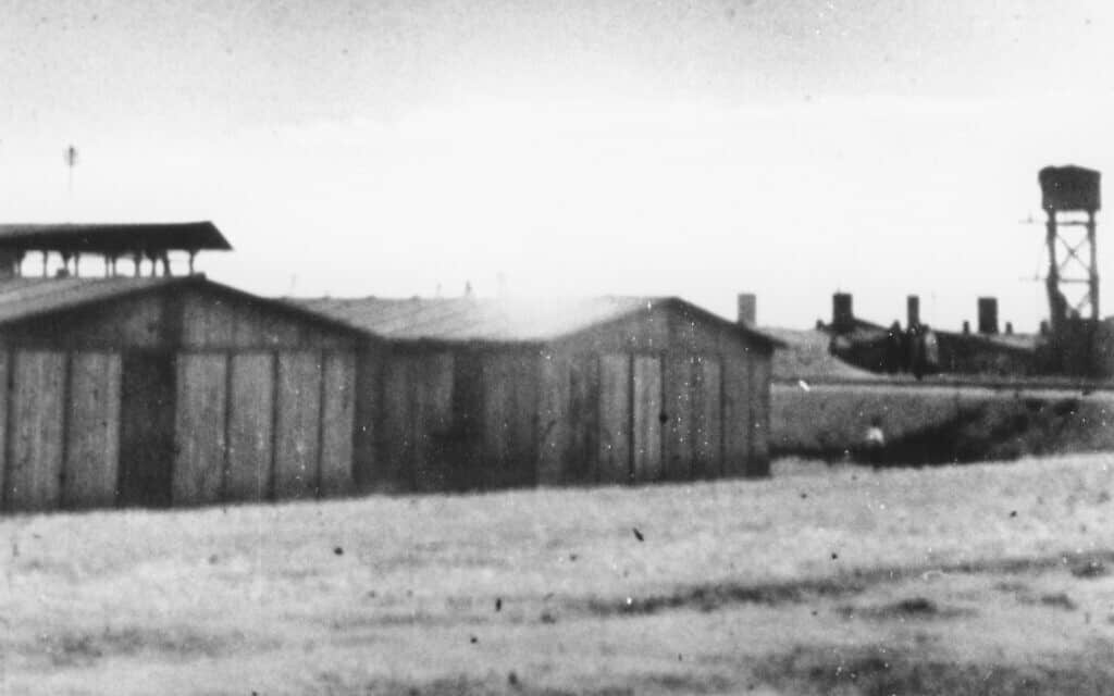 שני צריפים ומגדל מים במבט על מחנה האימונים בטרווניקי. טרווניקי היה הן שמו של מחנה האימונים של האס-אס והן שמה של היחידה. המחנה הוקם בסמוך לכפר טרווניקי, כ-30 ק"מ מלובלין (צילום: באדיבות מוזיאון ארה"ב לחקר השואה)