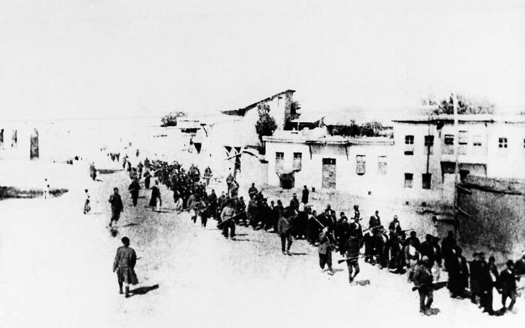 תמונה מטורקיה של שנת 1915, שבה ארמנים הוכרחו לצעוד מרחקים ארוכים ונטבחו (צילום: AP)