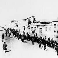 תמונה מטורקיה של שנת 1915, שבה ארמנים הוכרחו לצעוד מרחקים ארוכים ונטבחו (צילום: AP) תמונה מטורקיה של שנת 1915, שבה ארמנים הוכרחו לצעוד מרחקים ארוכים ונטבחו (צילום: AP)