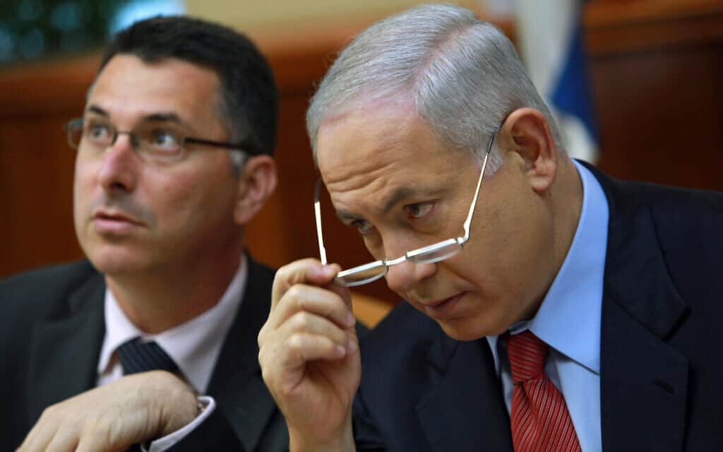 ראש הממשלה נתניהו ושר החינוך סער בישיבת ממשלה ב-2009 (צילום: David Silverman, AP) ראש הממשלה נתניהו ושר החינוך סער בישיבת ממשלה ב-2009 (צילום: David Silverman, AP)