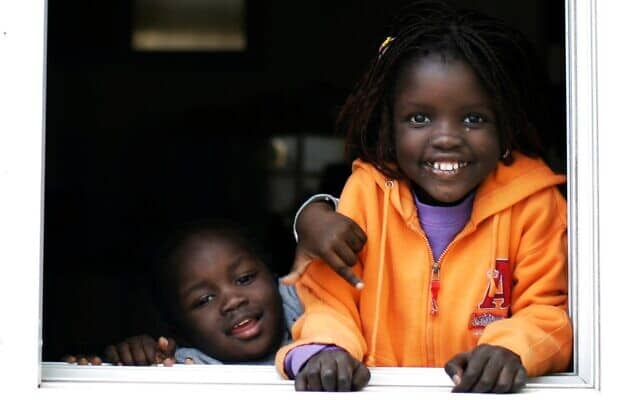 ילדים פליטים מסודן בערד, ינואר 2010 (צילום: AP Photo/Ariel Schalit)