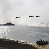 ספינות ומסוקים של חיל הים הרוסי לחופי הים השחור בקרים – ארכיון (צילום: Pavel Golovkin, AP)