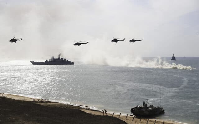 ספינות ומסוקים של חיל הים הרוסי לחופי הים השחור בקרים &#8211; ארכיון (צילום: Pavel Golovkin, AP)