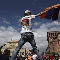 מפגינים במערכת הבחירות שנערכה בארמניה ב-2018, ארכיון (צילום: AP Photo/Thanassis Stavrakis)