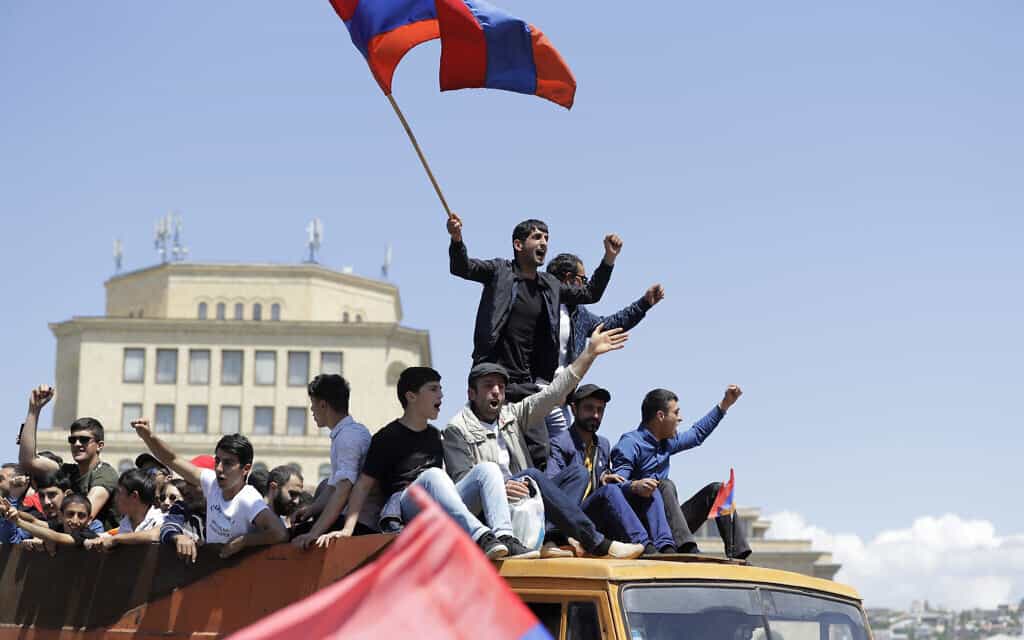 מפגינים במערכת הבחירות שנערכה ב-2018 בארמניה, ארכיון (צילום: AP Photo/Sergei Grits, File)