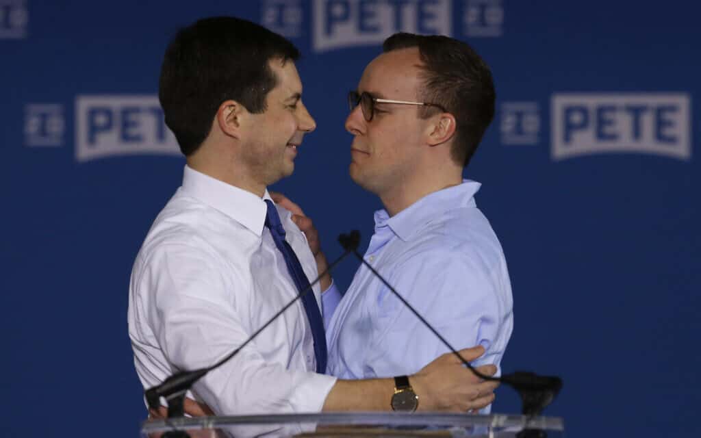 פיט בוטיג&#039;ג&#039; ובן זוגו באירוע בחירות (צילום: AP Photo/Michael Conroy)