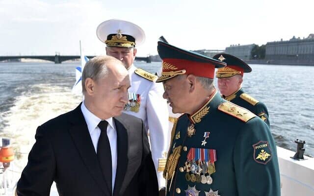 ולדימיר פוטין מציין את &quot;יום הצי&quot; הרוסי, עם שר ההגנה שלו ומפקד הצי, קיץ 2019 (צילום: Alexei Nikolsky, Sputnik, Kremlin Pool Photo via AP)