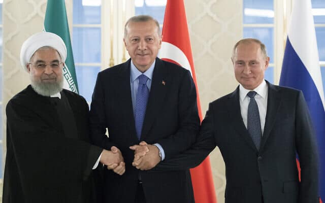 נשיא רוסיה ולדימיר פוטין, נשיא טורקיה רג&#039;פ טאיפ ארדואן ונשיא איראן חסן רוחאני (צילום: AP Photo/Pavel Golovkin)