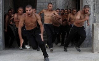 צוערים באקדמיה של חמאס בעזה (צילום: AP Photo/Adel Hana) צוערים באקדמיה של חמאס בעזה (צילום: AP Photo/Adel Hana)