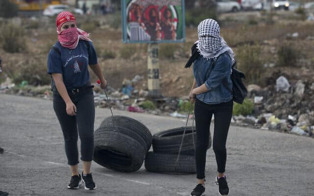 צעירות פלסטיניות נערכות להפגנה בעזה, נובמבר 2019 (צילום: AP Photo/Majdi Mohammed)