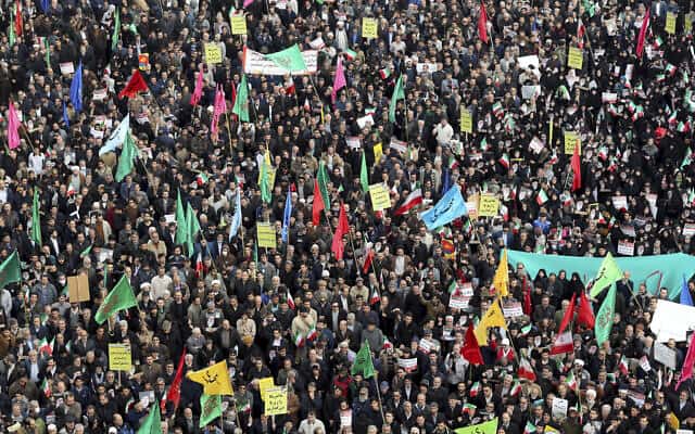 תומכי המשטר מפגינים באיראן (צילום: AP Photo/Ebrahim Noroozi)