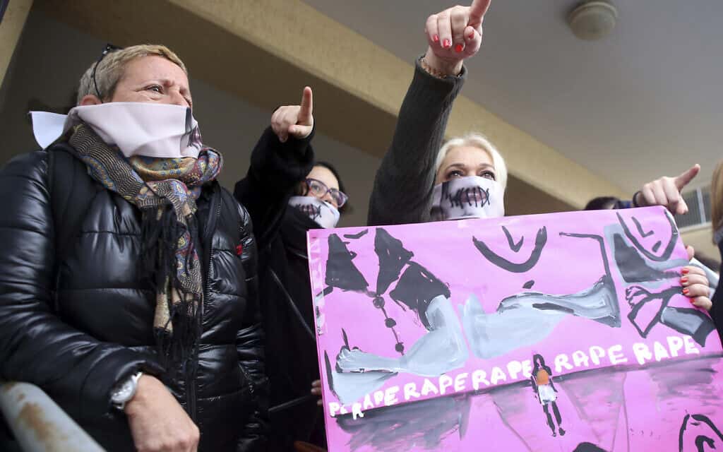 מחאה על הרשעת הנערה הבריטית בתלונת שווא על אונס קבוצתי בקפריסין (צילום: AP Photo/Philippos Christou)