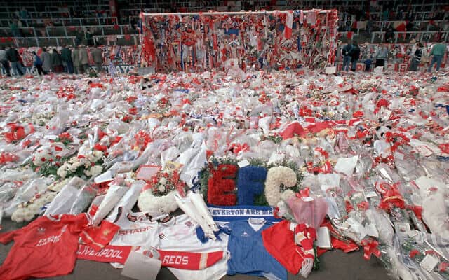 פרחים מונחים באצטדיון הילסבורו, יומיים אחרי האסון שגבה את חייהם של 96 אוהדי ליברפול, ב-15 באפריל 1989 (צילום: AP Photo/ Peter Kemp)
