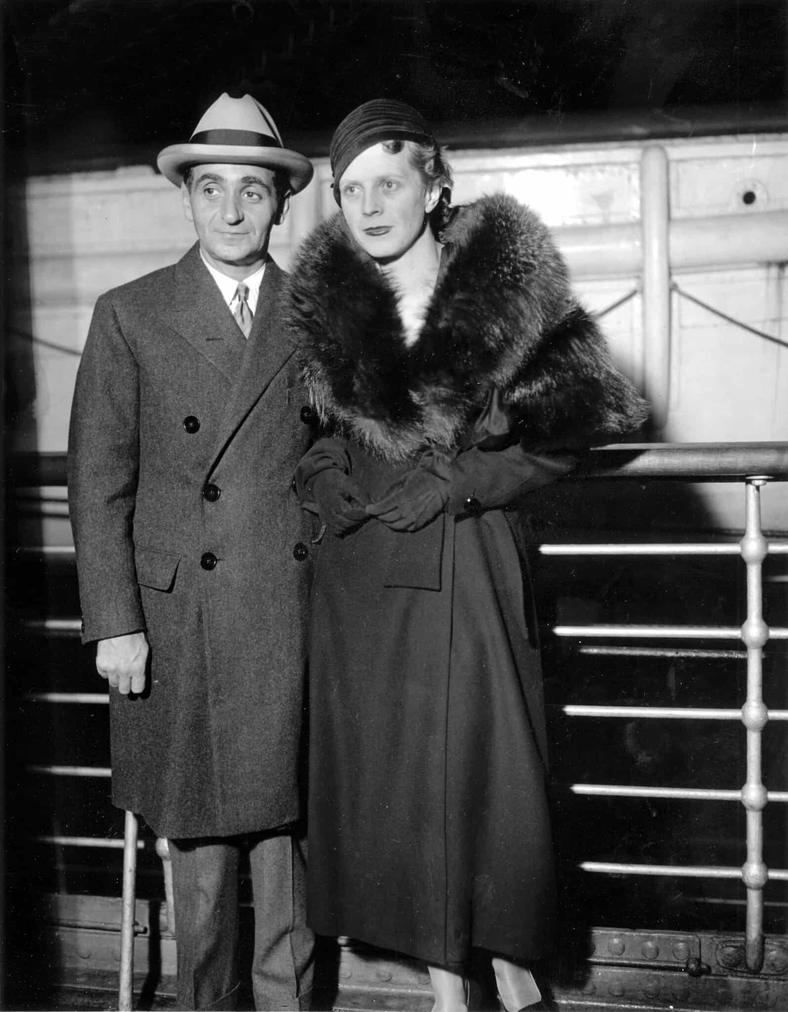 המלחין-פזמונאי אירווינג ברלין ואשתו, אלין, מצטלמים על האוניה &#039;אירופה&#039; עם חזרתם לניו יורק סיטי ב-26 באוקטובר, 1932 (צילום: AP)
