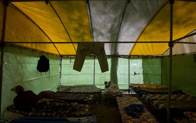אוהל זמני לקליטת פליטים בתל אביב, 2012 (צילום: AP Photo/Ariel Schalit)