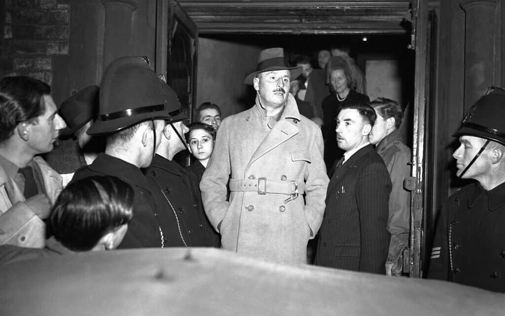 AP (צילום: סר אוסוולד מוסלי, מנהיג הפשיסטים בבריטניה לפני המלחמה, הצית הפגנה סוערת ב-15 בנובמבר 1947, בנאומו הפוליטי הראשון מאז מאסרו בשל תמיכתו בנאצים)