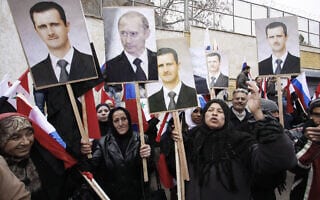 הפגנת תמיכה סורית באסד ובפוטין, 2012 (צילום: AP Photo/Muzaffar Salman, File) הפגנת תמיכה סורית באסד ובפוטין, 2012 (צילום: AP Photo/Muzaffar Salman, File)