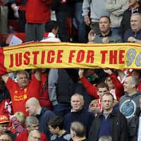 אוהדים במחווה ל-96 הרוגי אסון הילסבורו (צילום: AP Photo/Clint Hughes) אוהדים במחווה ל-96 הרוגי אסון הילסבורו (צילום: AP Photo/Clint Hughes)