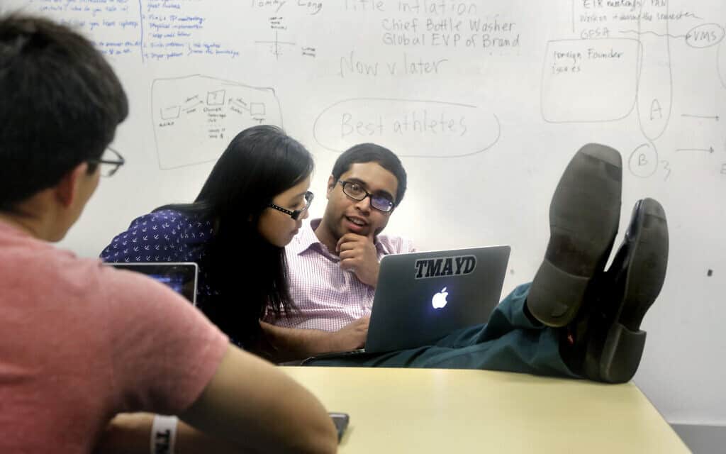 סטודנטים ב-MIT, ארכיון, למצולמים אין קשר לנאמר בכתבה (צילום: AP Photo/Steven Senne)