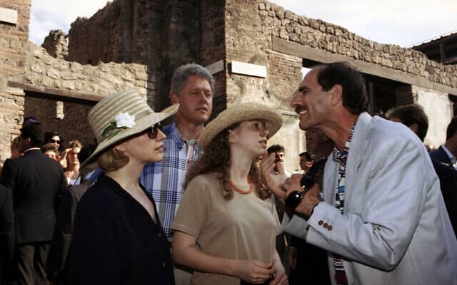 ביל והילרי קלינטון מסיירים בפומפיי, 1994 (צילום: AP Photo/Marcy Nighswander)