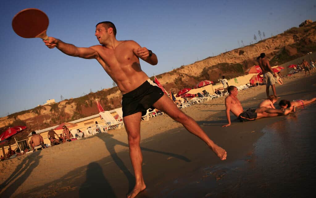 מטקות על חוף תל אביב (צילום: Michal Fattal /FLASH90)
