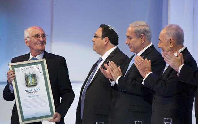 פרופ' אדם מזור מקבל את פרס ישראל. 2013 (צילום: Yonatan Sindel/Flash90)