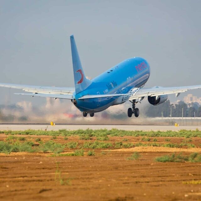 מטוס נאוס ממריא משדה התעופה בן גוריון, 2014 (צילום: משה שי/פלאש90)