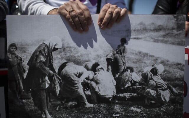 מפגין ארמני מחזיק תמונה היסטורית של רצח העם הארמני במהלך הפגנה בירושלים, 24 באפריל 2015 (צילום: צילום: הדס פרוש/פלאש90)