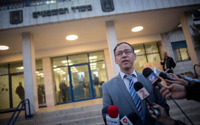 שי ניצן, פרקליט המדינה, מוסר הצהרה לתקשורת על דחיית ערעורו של רומן זדורוב ברצח תאיר ראדה מחוץ למשרד המשפטים בירושלים. בדצמבר 2015 (צילום: Yonatan Sindel/Flash90)