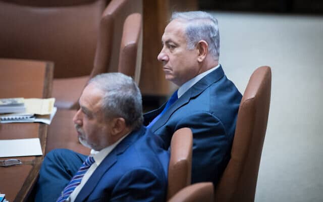 נתניהו (מימין) וליברמן סביב שולחן הממשלה בכנסת ב-2017 (צילום: יונתן זינדל, פלאש 90) נתניהו (מימין) וליברמן סביב שולחן הממשלה בכנסת ב-2017 (צילום: יונתן זינדל, פלאש 90)