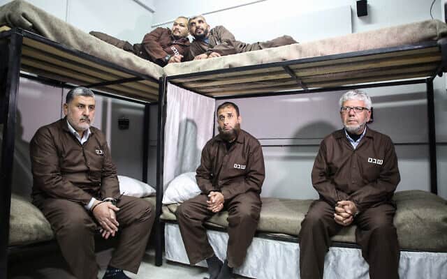 אסירים פלסטינים הכלואים בישראל, ארכיון, למצולמים אין קשר לנאמר בידיעה (צילום: Hassan Jedi/Flash90)