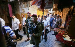 חיילים מאבטחים יהודים בסיור בחברון, ארכיון, למצולמים אין קשר לנאמר בכתבה (צילום: Wisam Hashlamoun/Flash90) חיילים מאבטחים יהודים בסיור בחברון, ארכיון, למצולמים אין קשר לנאמר בכתבה (צילום: Wisam Hashlamoun/Flash90)