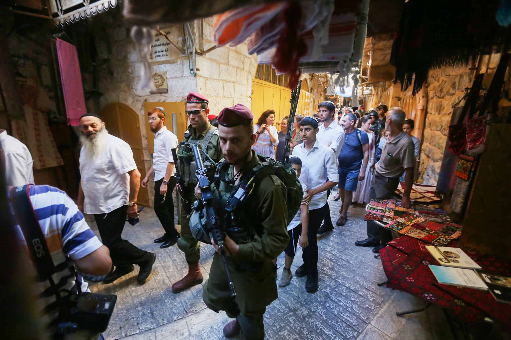 חיילים מאבטחים יהודים בסיור בחברון, ארכיון, למצולמים אין קשר לנאמר בכתבה (צילום: Wisam Hashlamoun/Flash90)