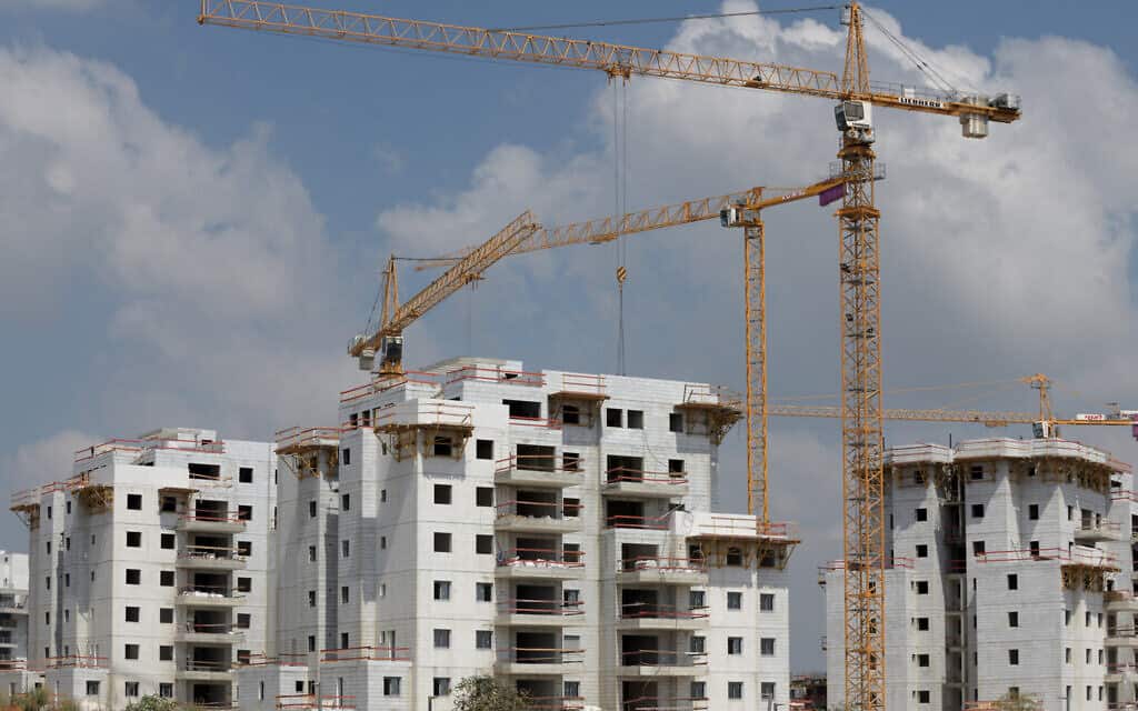 שכונת מגורים בבנייה. מחסור בעובדי בניין (צילום: Gili Yaari / Flash90) שכונת מגורים בבנייה. מחסור בעובדי בניין (צילום: Gili Yaari / Flash90)