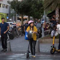 קורקינטים חשמליים בתל אביב, 2019 (צילום: Miriam Alster/FLASH90)