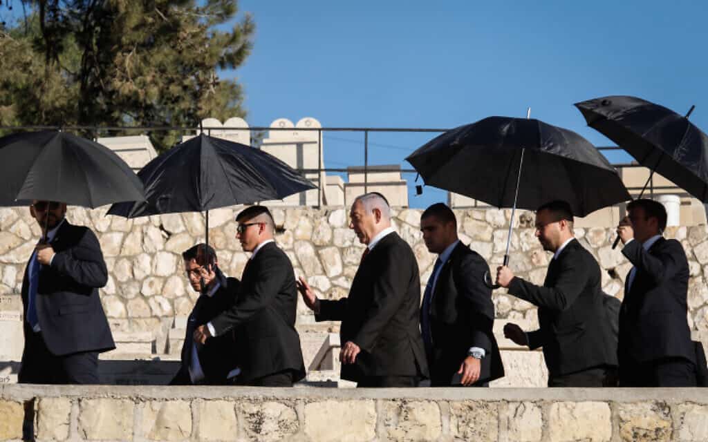 ראש הממשלה נתניהו בדרכו להלווייתה של חברת הכנסת לשעבר גאולה כהן, היום בירושלים (צילום: אוליבייה פיטוסי, פלאש 90)