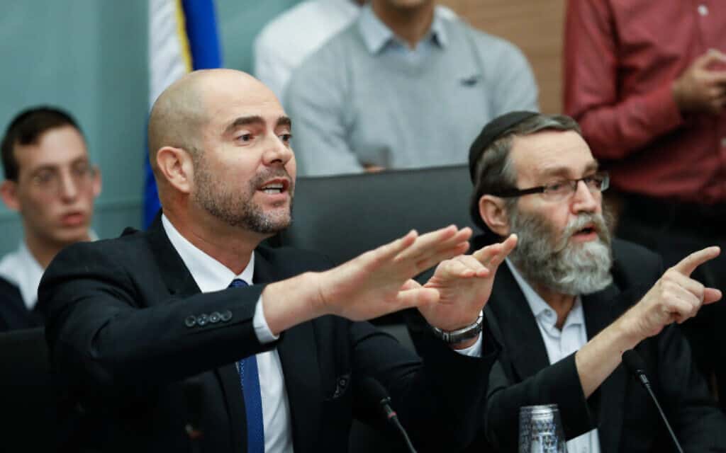 משה גפני (מימין) ואמיר אוחנה בוועדת הכספים של הכנסת (צילום: אוליבייה פיטוסי, פלאש 90)