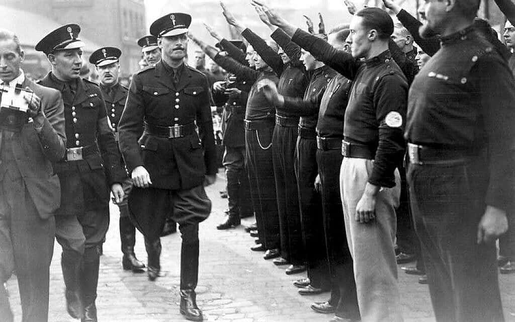 אוסוולד מוסלי חולף על פני אנשי "החולצות השחורות" הפשיסטים, שמצדיעים במועל יד, סביבות 1936 (צילום: CC-SA 4.0/פליפה קואסטה)